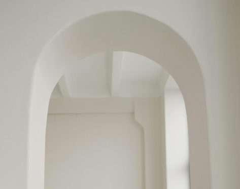 The Return of Interior Arches: Softening Spaces with Architectural Curves