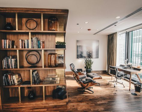 Home Office Design for Real Life: Backgrounds, Lighting, and Storage for Video Calls